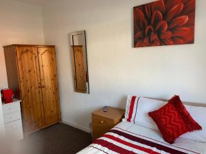 a bedroom with a bed and a painting on the wall at Starlight Self Service Accommodation in Leigh
