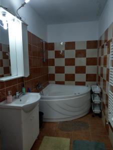 ein Badezimmer mit großer Badewanne und Waschbecken in der Unterkunft Apartament 5 camere cu balcon Costinesti plaja 5 minute Nucilor 6 in Costinești + 10 Fotos