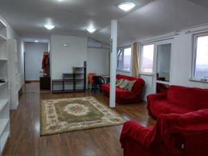 ein Wohnzimmer mit roten Stühlen und einer roten Couch in der Unterkunft Apartament 5 camere cu balcon Costinesti plaja 5 minute Nucilor 6 in Costinești
