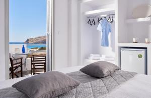 Кровать или кровати в номере Muses Rooms Milos