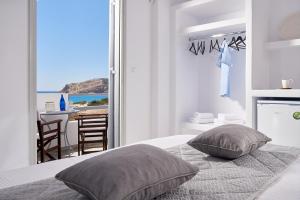 Кровать или кровати в номере Muses Rooms Milos