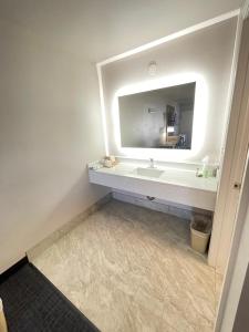 La salle de bains est pourvue d'un lavabo et d'un miroir. dans l'établissement Excellent Inn & Suites, à Natchez
