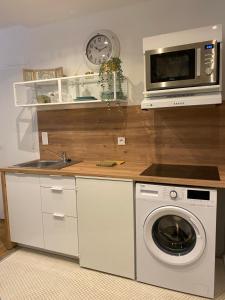 a kitchen with a washing machine and a microwave at Vivez La forêt - Port de plaisance - Plage in Le Havre