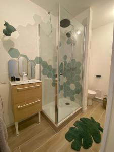 La salle de bains est pourvue d'une douche, d'un lavabo et de toilettes. dans l'établissement Vivez La forêt - Port de plaisance - Plage, au Havre