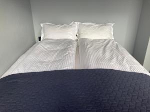 two beds sitting next to each other in a bedroom at TB Penthhouse in Akureyri
