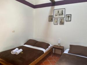 a bedroom with a bed with two white towels on it at Hostel Once Once in Villa de Leyva