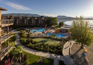 Bazén v ubytování The Cove Lakeside Resort nebo v jeho okolí