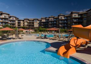 Bazén v ubytování The Cove Lakeside Resort nebo v jeho okolí