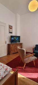 Et tv og/eller underholdning på 3Zimmer-Wohnküche-Altbau-90m2-eigener Parkplatz + 9 billeder