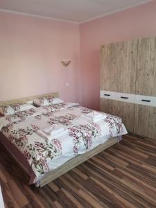 Кровать или кровати в номере Guest Rooms Mihaylovi
