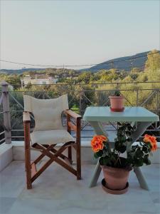Un balcón con una silla y una mesa en Areti & Maria Apartments, en Gythio
