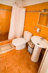 een badkamer met een toilet en een wastafel bij spongkalyA apartment II in Kalymnos