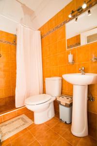 łazienka z toaletą i umywalką w obiekcie spongkalyA apartment II w mieście Kalimnos