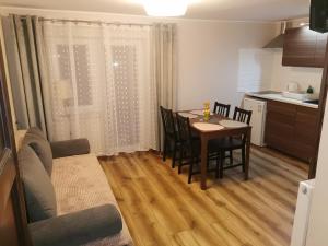 Kuchnia lub aneks kuchenny w obiekcie Pokoje Zacisze Leśne