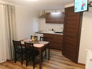 Kuchnia lub aneks kuchenny w obiekcie Pokoje Zacisze Leśne
