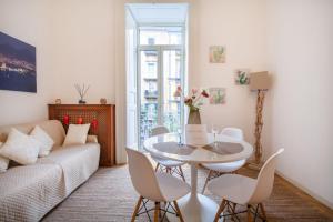 - un salon avec un canapé, une table et des chaises dans l'établissement Museum Luxury Suites, à Naples