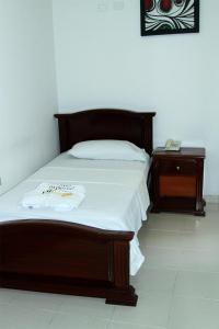 Een bed of bedden in een kamer bij HOTEL IMPERIAL