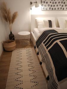 Postel nebo postele na pokoji v ubytování APARTMENT IZABELA Opatija