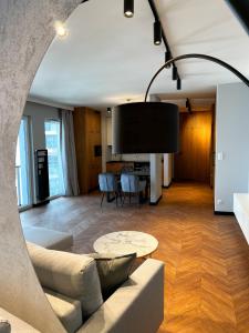 een woonkamer met een bank en een tafel bij Mint Apartments Premium Gdynia in Gdynia