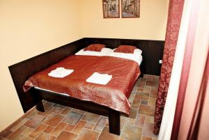 Voodi või voodid majutusasutuse Hotel Pelikán toas