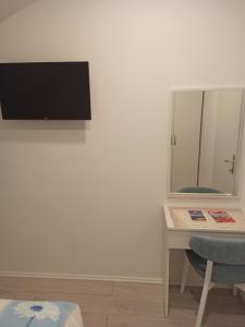 TV a/nebo společenská místnost v ubytování Peric Apartment West Dubrovnik