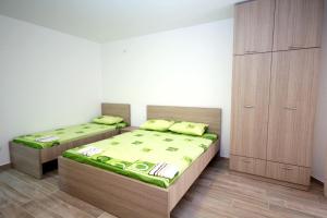 a bedroom with two twin beds and a closet at Apartments Md Lux in Sutomore