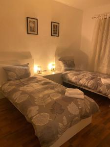 Un dormitorio con 2 camas y una mesa con luces. en Zum guten Schlaf, en Bremen