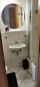 y baño con lavabo y espejo. en Zum guten Schlaf, en Bremen