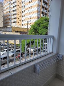 een balkon met uitzicht op een parkeerplaats bij Conforto em São Vicente in São Vicente