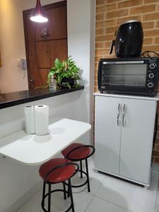 A kitchen or kitchenette at Conforto em São Vicente