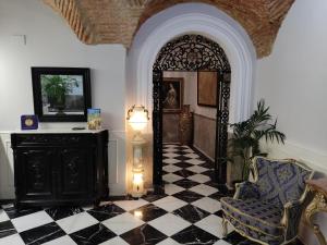 A television and/or entertainment centre at Hotel Iberia Plaza Mayor