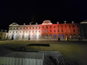 un grande edificio è illuminato di notte di Appartement centre ville chic et cozy a Vendôme