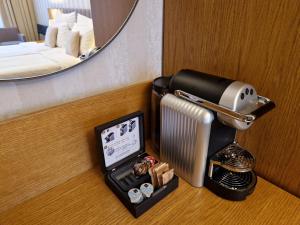 - ekspres do kawy w pokoju z lustrem w obiekcie Hotel Schwaiger w Pradze