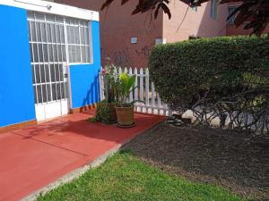 una casa azul con una puerta blanca y un patio en Lopez House 3, en Lima