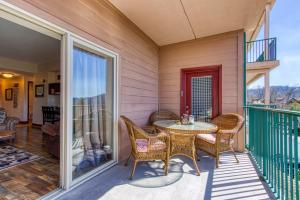 Μπαλκόνι ή βεράντα στο Gorgeous 2BD 2BTH Condo with Mountain Views Pool Hot Tub Game Room Close to Parkway