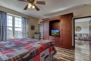 Ένα ή περισσότερα κρεβάτια σε δωμάτιο στο Gorgeous 2BD 2BTH Condo with Mountain Views Pool Hot Tub Game Room Close to Parkway +30 φωτογραφίες