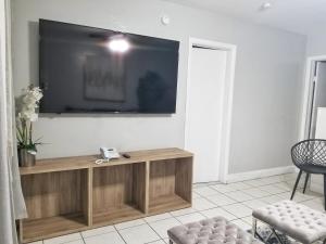 A television and/or entertainment centre at Ultra Glam Apartment 5 Miles From Hard Rock Casino