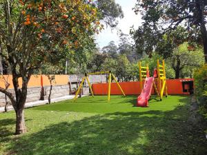 un parco giochi con scivolo e arancione di Metro Vilar Suites & Villas a Vilar do Pinheiro