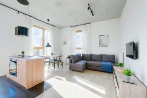 Televízia a/alebo spoločenská miestnosť v ubytovaní Apartamenty Patriotów 303
