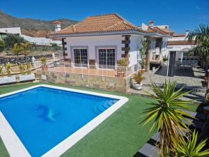 The swimming pool at or close to VILLA GAELCA