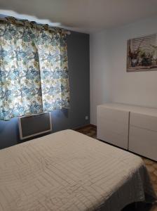 a bedroom with a bed and a window at Villa les fauvettes in Cabasse