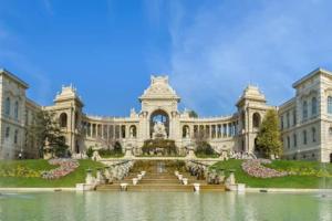 Un punto de interés cerca de del departamento