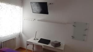 Habitación con escritorio y ordenador portátil. en Apartamento La Paz - Habitaciones con baño no compartido en pasillo en Oviedo