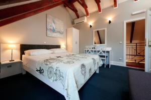 1 dormitorio con 1 cama grande y escritorio en Palace Central Square, en Trogir