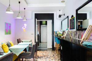 un restaurante con paredes moradas, mesas y sillas en Artistic Tirana Blloku, en Tirana
