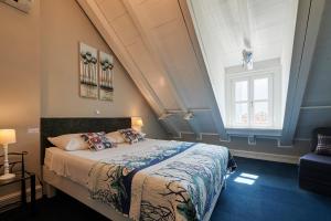 een slaapkamer met een bed en een groot raam bij Palace Central Square in Trogir