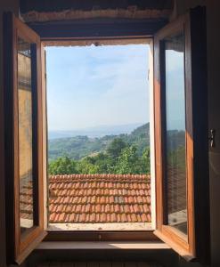 okno z widokiem na dach kaflowy w obiekcie Centro Storico Perugia - Vista Su Assisi w mieście Perugia