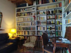 biblioteka z dużą ścianą książek w obiekcie Centro Storico Perugia - Vista Su Assisi w mieście Perugia