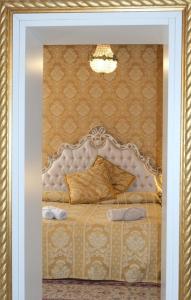 a bedroom with a bed in a gold frame at La Residenza di Carlo close to Piazza San marco in Venice