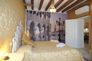 een slaapkamer met een groot bed in een gebouw bij La Residenza di Carlo close to Piazza San marco in Venetië